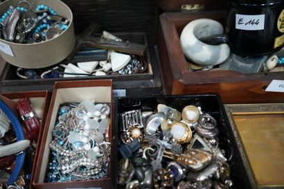 Réunion de bijoux fantaisie, un cadre en...