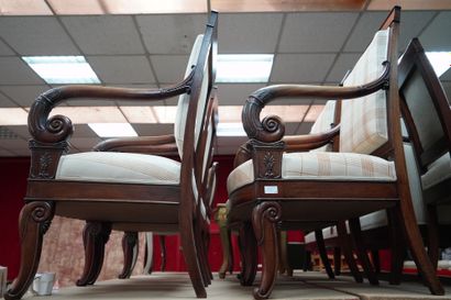 Un canapé et quatre fauteuils en bois naturel...
