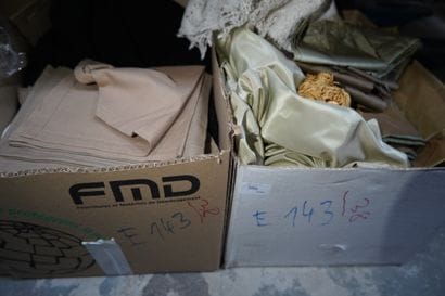 Réunion de vêtements divers, linge de maison,...