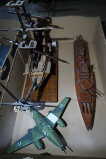 Maquettes d'avions et bateaux. En l'état...