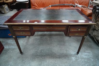 Bureau plat en placage d'acajou ouvrant par...