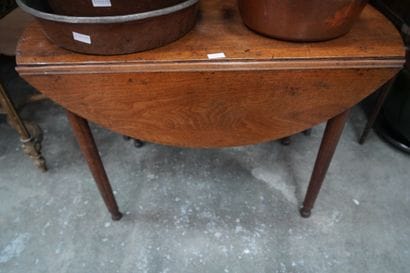 Table de milieu en bois laqué, une table...