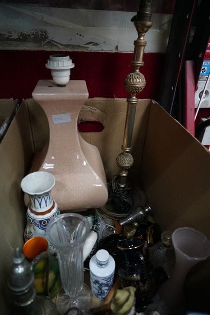 Réunion de vases en verre, platine, pied...