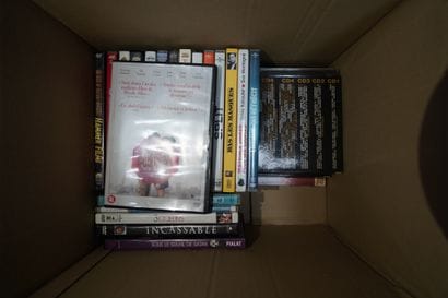 Réunion de disques vinyle, CD et DVD. Quatre...