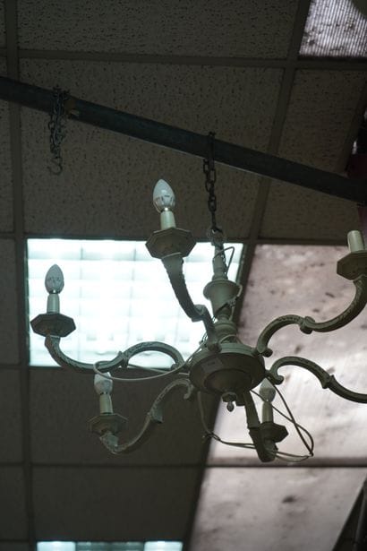 Un lustre à cinq lumières en métal patiné...