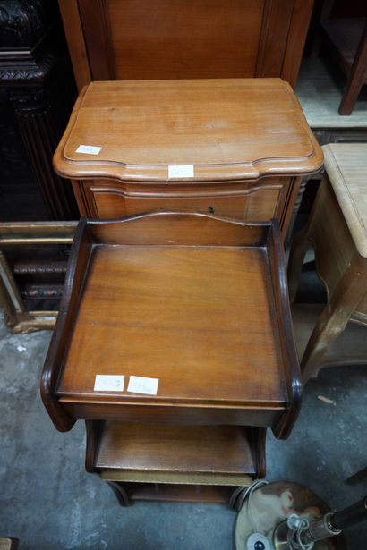 Une sellette, un meuble en bois porte revue,...