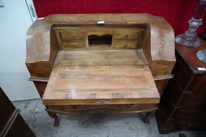 Paire de commodes scribannes en bois de placage...