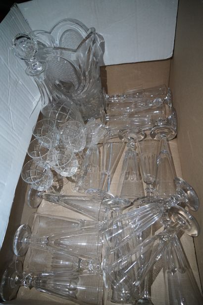 Réunion de verres à pieds et flutes à champagne....
