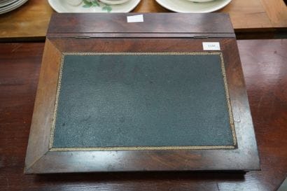 Table à jeux en bois vernis, les pieds gaines...
