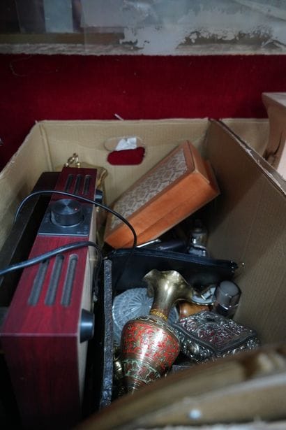 Réunion de vases en verre, platine, pied...