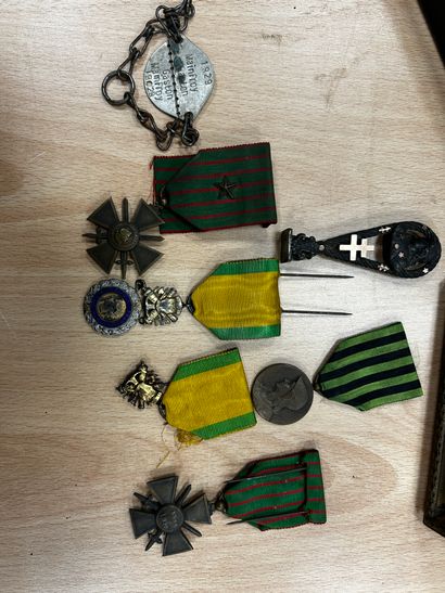 Réunion de médailles militaires, bijoux fantaisie,...