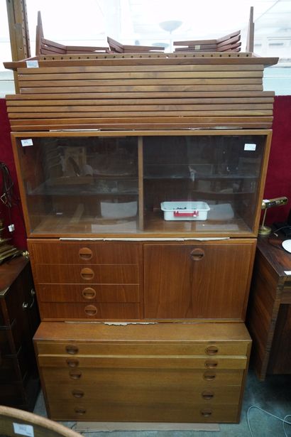 Meuble de rangements en bois ouvrant par...
