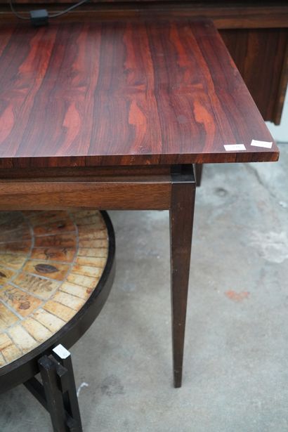 Table en bois, piètement en gaine
Travail...