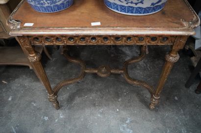 Une table chiffonnière en bois ouvrant par...