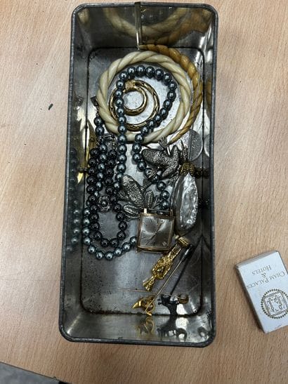 Réunion de médailles militaires, bijoux fantaisie,...