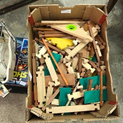 Réunion de jouets, CD, jouets en bois, etc....
