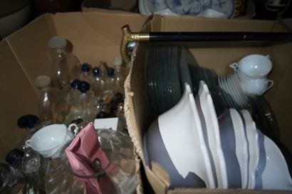 Réunion de carafes, pichets, vases en verre,...