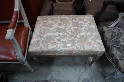 Paire de fauteuils à la Reine en bois relaqué...