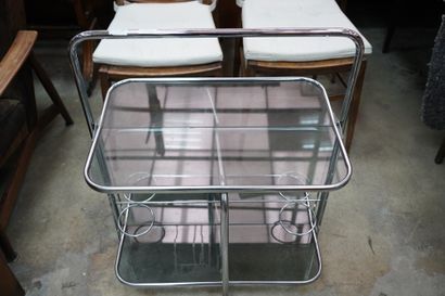 Fauteuil bas en bois, piètement fuselé réuni...