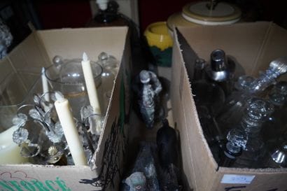 Réunion de carafes, pichets, vases en verre,...
