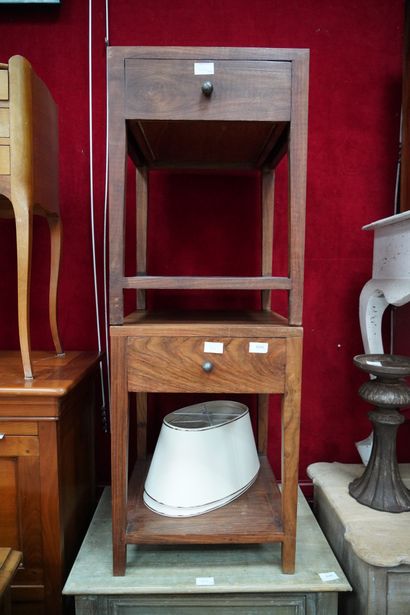 Une table chiffonnière en bois ouvrant par...