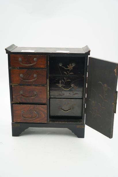 A LA PORTE CHINOISE, 36 rue Vivienne à Paris
Coffret...