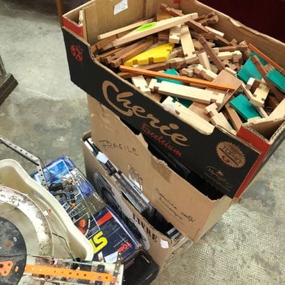Réunion de jouets, CD, jouets en bois, etc....