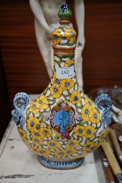 Gourde de pèlerin en faïence émaillée polychrome...