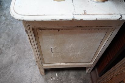 Commode en bois naturel mouluré et relaqué...