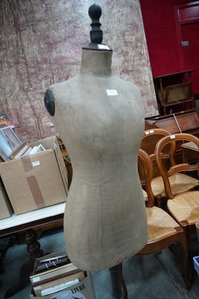 Un mannequin en bois noirci et tissu. Usures...