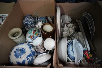 Réunion de vaisselle, faïence, porcelaine,...