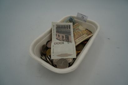 Réunion de monnaies diverses, en l'état.