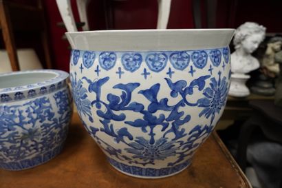 CHINE
Un grand cache-pot en porcelaine à...