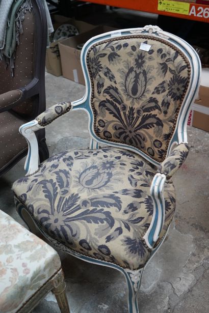 Paire de fauteuils à la Reine en bois relaqué...