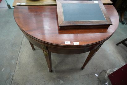Table à jeux en bois vernis, les pieds gaines...