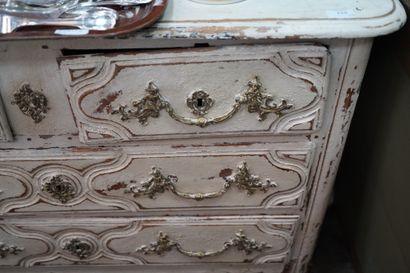 Commode en bois naturel mouluré et relaqué...