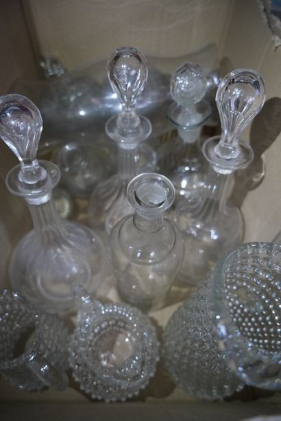 Réunion de bibelots, métal argenté, vases,...
