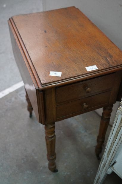 Table à jeux en bois vernis, les pieds gaines...
