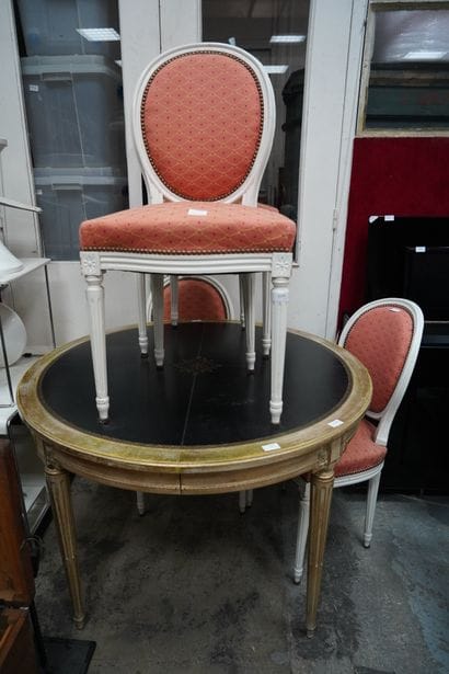 Une table circulaire en bois patiné doré,...