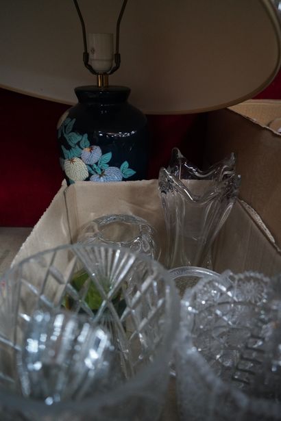 Réunion de vases en verre, platine, pied...