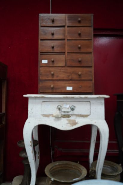 Une table chiffonnière en bois ouvrant par...