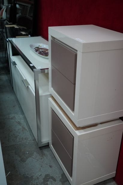 Une commode et deux tables de chevet en bois...