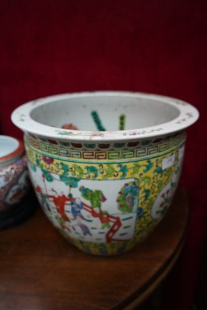 CHINE
Aquarium en porcelaine à décor émaillé...