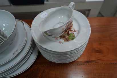 LIMOGES
Partie de service en porcelaine à...