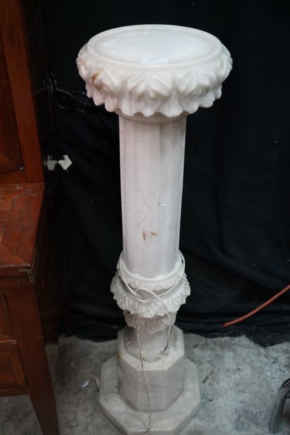 Colonne formant sellette en albâtre sculpté...