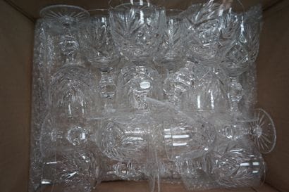 Partie de service de verres à pied en cristal...