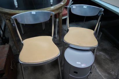 Deux chaises à structure métallique, l'assise...