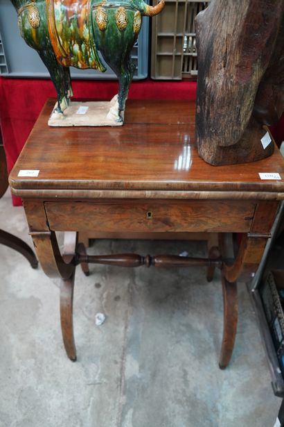 Deux tables à ouvrage en bois de placage,...