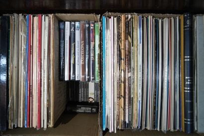 Réunion de disques vinyle, CD et DVD. Quatre...