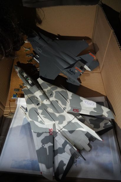 Maquettes d'avions et bateaux. En l'état...